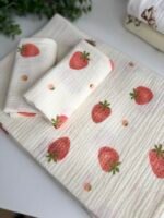 muslino rinkinys Braškės, pledukas ir du tokio pačio rašto merliukai