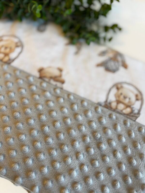 Minky pledas su plunksnelėmis, pilki ir rsvi atspalviai